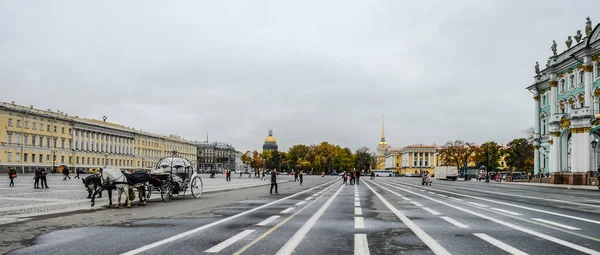 サンクトペテルブルク ロシア 10月 2016 ロシア サンクトペテルブルクの宮殿広場の眺め サンクトペテルブルクはロシア帝国の首都でした — ストック写真