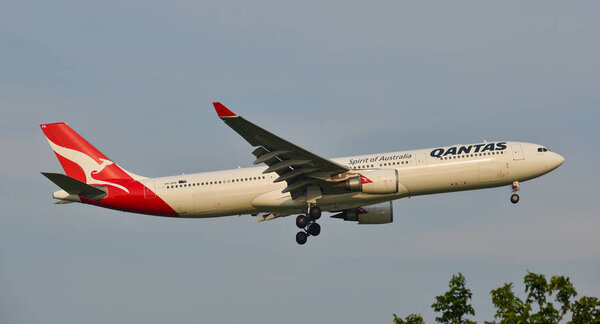 Бангкок, Таиланд - 23 апреля 2018 года. Самолет Airbus A330 Qatas приземлился в международном аэропорту Суварнабхуми (BKK)
).