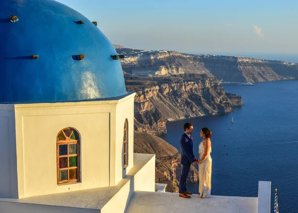 Santorini Grekland Okt 2018 Ett Sött Par Stående Vid Den — Stockfoto