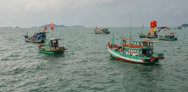 Bateaux Bois Avec Drapeaux Nationaux Amarrés Sur Île Nam Vietnam — Photo