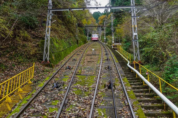 一辆缆车在铁路轨道上行驶到日本大阪的Koya山 — 图库照片