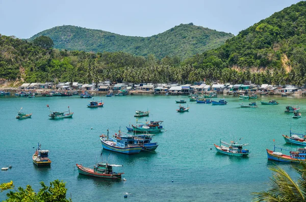 Kien Giang Vietnã Abril 2018 Barcos Madeira Atracando Mar Azul — Fotografia de Stock