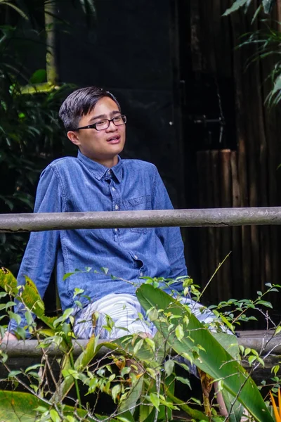 Retrato Jovem Asiático Com Jardim Botânico Fundo — Fotografia de Stock