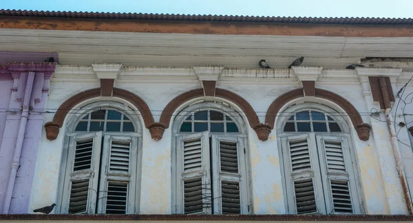 Janelas Madeira Edifício Antigo Penang Malásia — Fotografia de Stock