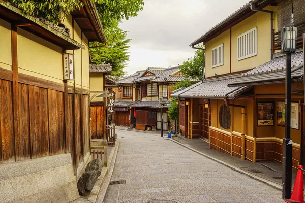 Kyoto, Japonya - 15 Temmuz 2015. Kyoto, Japonya'daki Sannenzaka Eski Şehir. Kyoto, 1000 yıldan fazla bir süredir Japonya'nın imparatorluk başkentiydi..