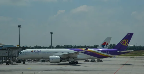 Kuala Lumpur Malaysia May 2018 Passenger Airplanes Dock Kuala Lumpur — Stock Photo, Image
