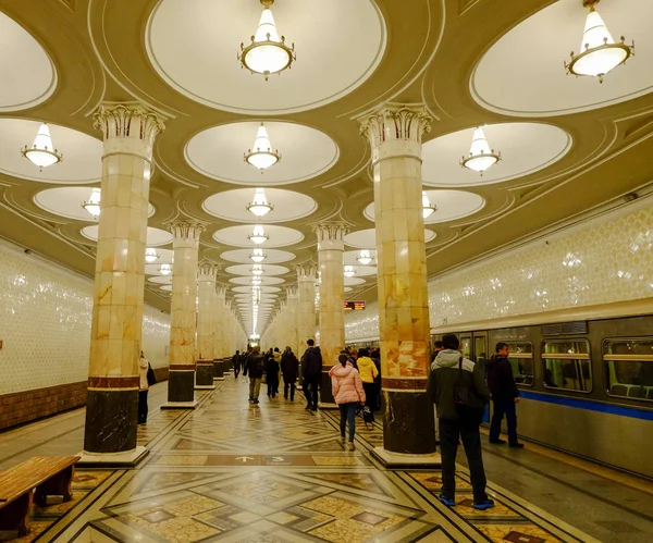 Moskva Rusko Října 2016 Lidé Kteří Chodí Podzemní Zastávce Metra — Stock fotografie