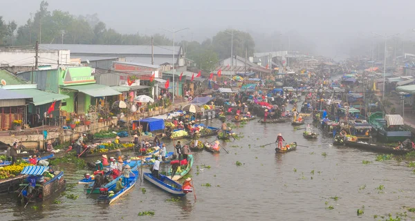 越南苏庄日出时 恩加南浮动市场 恩加南市场是五条河流向五个不同方向流动的交汇点 — 图库照片