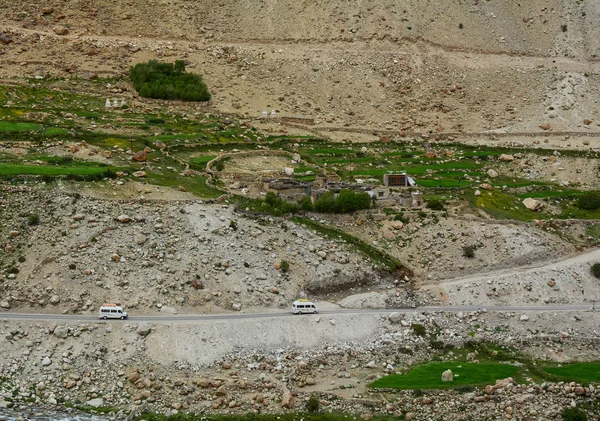 Ladakh Індія Липня 2015 Туристичні Автомобілі Гірській Дорозі Ladakh Індія — стокове фото
