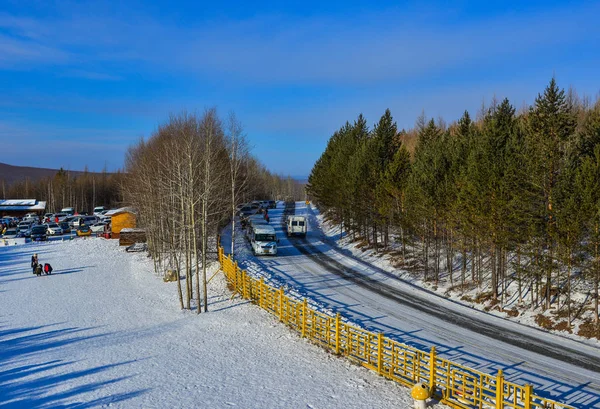 Heilongjiang China Feb 2018 Coches Corriendo Carretera Montaña Invierno Heilongjiang — Foto de Stock