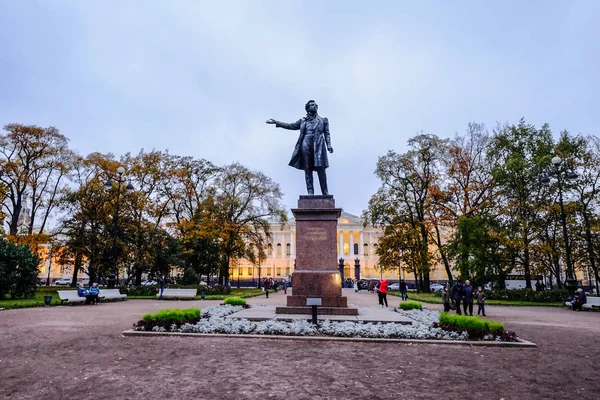 St. Petersburg, Rusya - 13 Ekim 2016. St. Petersburg Dowtown'daki Puşkin Heykeli. Puşkin Rusya'da önemli bir etkisi olan büyük bir şair.