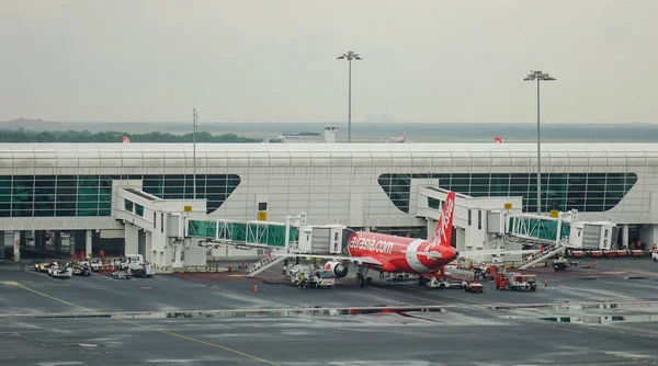 Kuala Lumpur Malezja Stycznia 2017 Airasia Samolotów Docking Kuala Lumpur — Zdjęcie stockowe