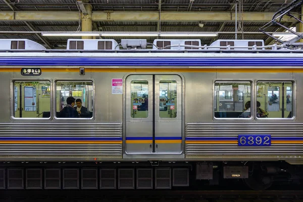Osaka, Japonya - 24 Kasım 2016. Jr Tren İstasyonu'nda duran bir tren. Japonya'da demiryolu sistemi dakiklik ve güvenlik için yüksek bir üne sahiptir.