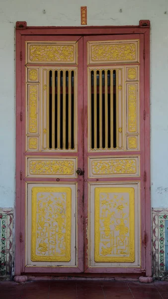Ξύλινη Πόρτα Ενός Παλιού Κτιρίου Στο Πενάνγκ Της Μαλαισίας — Φωτογραφία Αρχείου