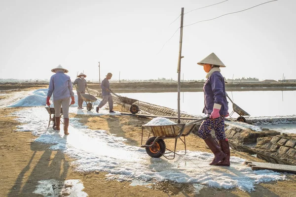 Nha Trang Vietnam Mar 2016 People Working Salt Field Nha — Stock Photo, Image