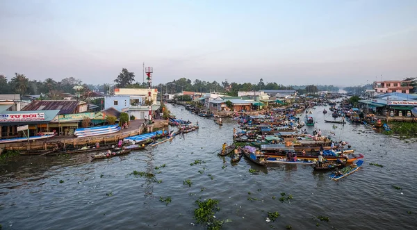 Can Tho 2016 越南坎托的浮动市场有木船 目前经营的大部分浮动市场主要作为旅游景点 — 图库照片