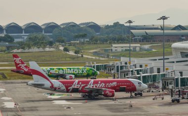 Kuala Lumpur, Malezya - 3 Mayıs 2018. Kuala Lumpur Uluslararası Havaalanı'na yanaşma hava asya uçakları (Klia-Kul).