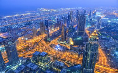 Dubai, Bae - 7 Aralık 2018. Gece Dubai City'nin havadan görünümü. Burç Halife Binası'nın çatısından manzara.