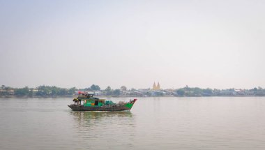 Mekong nehri üzerinde yüzen izole tekne, Vietnam.