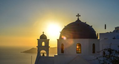 Santorini Adası'ndaki Antik Yunan Ortodoks kilisesi. Santorini dünyanın en popüler adalarından biridir.