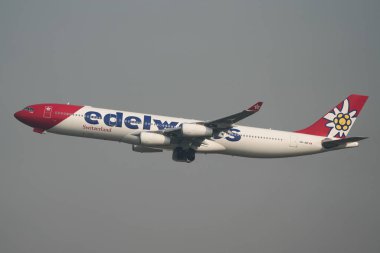 Saygon, Vietnam - 29 Ocak 2019. Edelweiss Air (Hb-Jmf) bir Airbus A340-300 uçak Tan Son Nhut Havaalanı (Sgn kalkış).