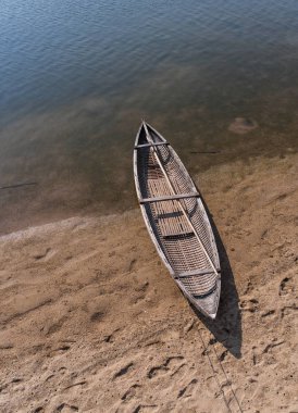 Nha Trang, Vietnam sahilde ahşap bir tekne.