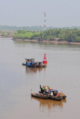 Mekong nehri üzerinde yüzen izole tekne, Vietnam.