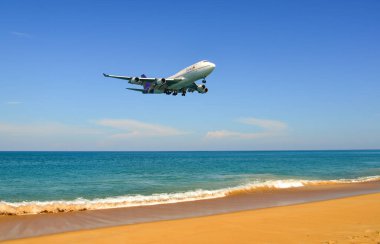 Phuket, Tayland - 4 Nisan 2019. Hs-Tgb Thai Airways International Boeing 747-400 Phuket Havaalanı yakınındaki kum plajı üzerinde iniş (Hkt).