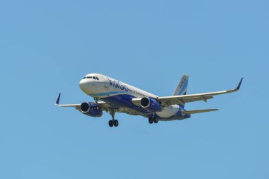 Singapur - 27.Mar 2019. Changi Havaalanı'nda Vt-Iaq Indigo Airbus A320 iniş (Günah). Changi şu anda Skytrax tarafından Dünyanın En İyi Havaalanı olarak derecelendirildi (2018).