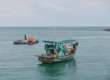 Kien Giang, Vietnam - 6 Nisan 2018. Kien Giang, Vietnam güneşli bir günde denizde turist taşıyan ahşap tekneler.