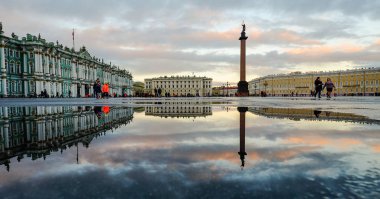 St. Petersburg, Rusya - 15 Ekim 2016. Saint Petersburg, Rusya'da yağmurdan sonra Palace Square görünümü.