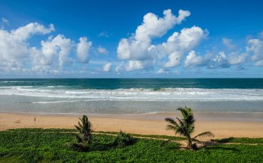 Hikkaduwa güneşli bir günde kum plaj, Sri Lanka.