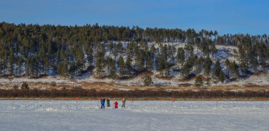 Heilongjiang Eyaleti, Kuzey Çin'de kar nehri üzerinde oynayan turistler.