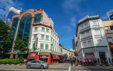 Singapur - Mar 12, 2016. Singapur şehir merkezinde sokak. Singapur Güneydoğu Asya'da egemen bir şehir-devlet ve ada ülkesi.