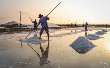 Nha Trang, Vietnam - 21. Nha Trang, Vietnam'da gün doğumunda tuz sahasında çalışan insanlar. Tuz alanları Nha Trang en eşsiz yerlerinden biridir.