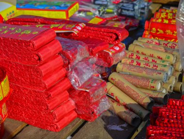 Mohe, Çin - 19 Şubat 2017. Mohe County, Heilongjiang, Çin yerel pazarda satılık kırmızı havai fişek Yığını.