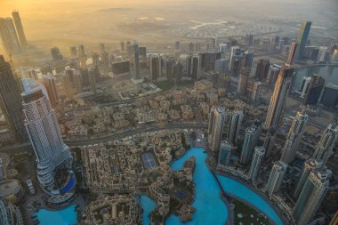 Dubai, Bae - 7 Aralık 2018. Gün doğumunda Dubai Şehrinin havadan görünümü. Burç Halife Binası'nın çatısında manzara.