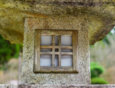 Mount Koya'daki çam ormanında antik taş fener, Japonya.