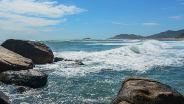 Güneşli bir gün güzel denizde Nha Trang Bay, Vietnam.