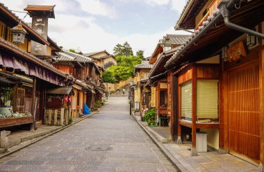 Kyoto, Japonya - 15 Temmuz 2015. Kyoto, Japonya'daki Ninenzaka Eski Şehir manzarası. Kyoto, 1000 yıldan fazla bir süredir Japonya'nın imparatorluk başkentiydi..