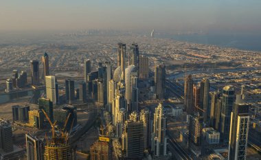 Dubai, Bae - 7 Aralık 2018. Gün doğumunda Dubai Şehrinin havadan görünümü. Burç Halife Binası'nın çatısında manzara.