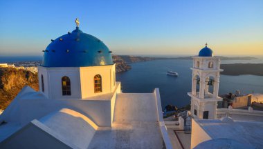 Santorini Adası'nda gün batımında Antik Yunan Ortodoks kilisesi. Santorini dünyanın en popüler adalarından biridir.