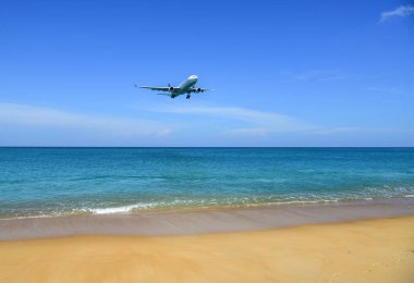 Phuket, Tayland - 4 Nisan 2019. Tc-Jod Türk Hava Yolları Airbus A330-300 Phuket Havaalanı yakınındaki kum plajı üzerinde iniş (Hkt).