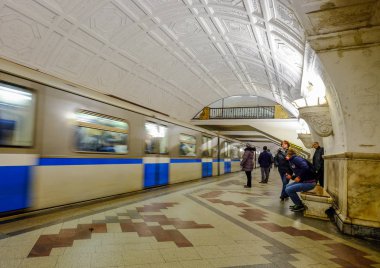 Moskova, Rusya - 16 Ekim 2016. Moskova şehir merkezinde metro istasyonunda bekleyen insanlar, Rusya.