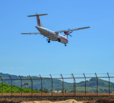 Phuket, Tayland - 4 Nisan 2019. 9m-Lmr Malindo Air Atr 72-600 Phuket Havaalanı yakınındaki kum plaj üzerinde iniş (Hkt).