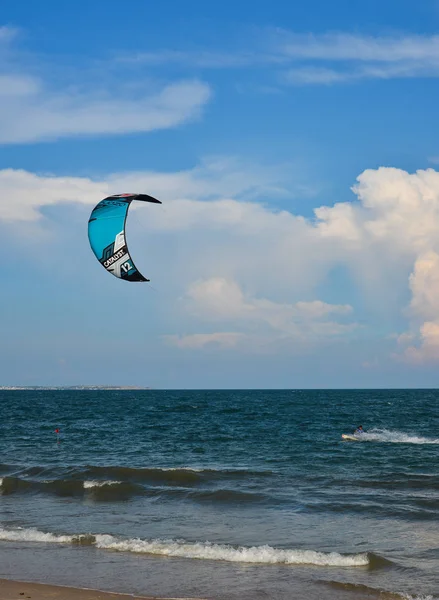 Phan Thiet, Vietnam - 15 Mayıs 2018. Mui Ne Town, Phan Thiet, Vietnam yaz gününde mavi denizde parasailing oynamak.