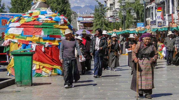 Tibet Cina Agosto 2012 Persone Che Camminano Sulla Piazza Lhasa — Foto Stock