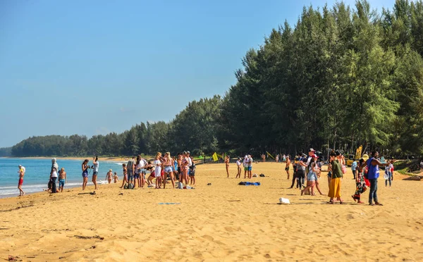 Phuket Tailandia Apr 2019 Gente Cae Playa Arena Por Fuerte —  Fotos de Stock