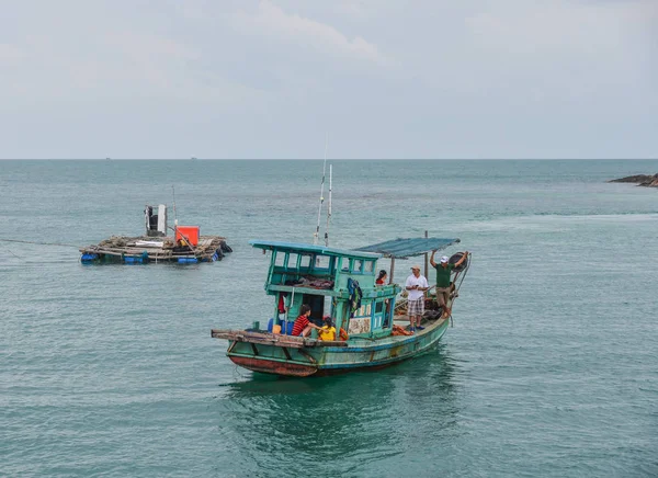 Киен Зянг Вьетнам Прибл 2018 Деревянные Лодки Перевозящие Туристов Море — стоковое фото