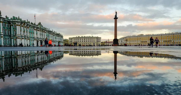 サンクトペテルブルク ロシア 10月 2016 サンクトペテルブルク ロシアの雨の後の宮殿広場の眺め — ストック写真